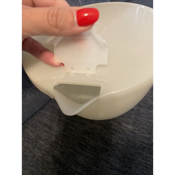 Vintage Tupperware Mix and Store 8 Cups 2 Qt Measuring Bowl Pitcher w/Lid - Picture 3 of 7